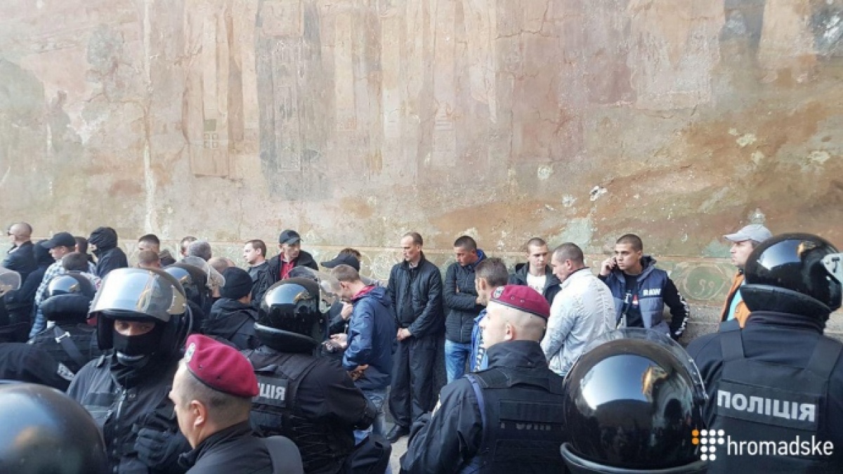 В Киеве сотню человек из-под Лавры доставили в полицию для беседы