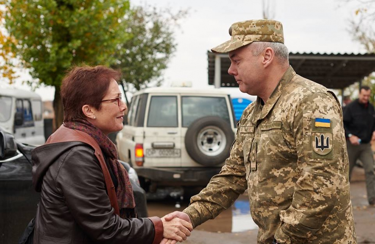 Посол США встретилась с украинскими военными на Донбассе