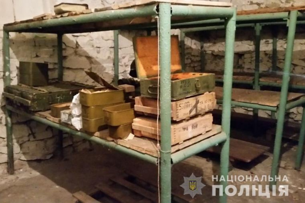 В Луганской области полиция обнаружила тайник с оружием на территории бывшего детского лагеря