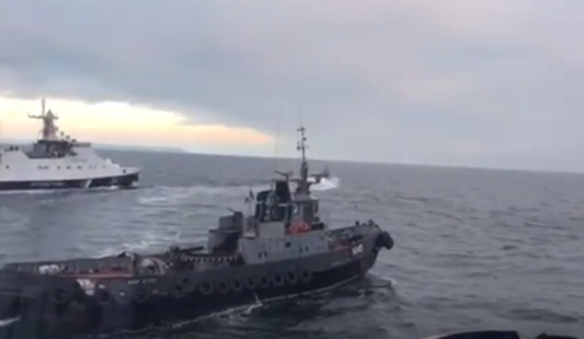 Появилось видео тарана украинского судна в Азовском море