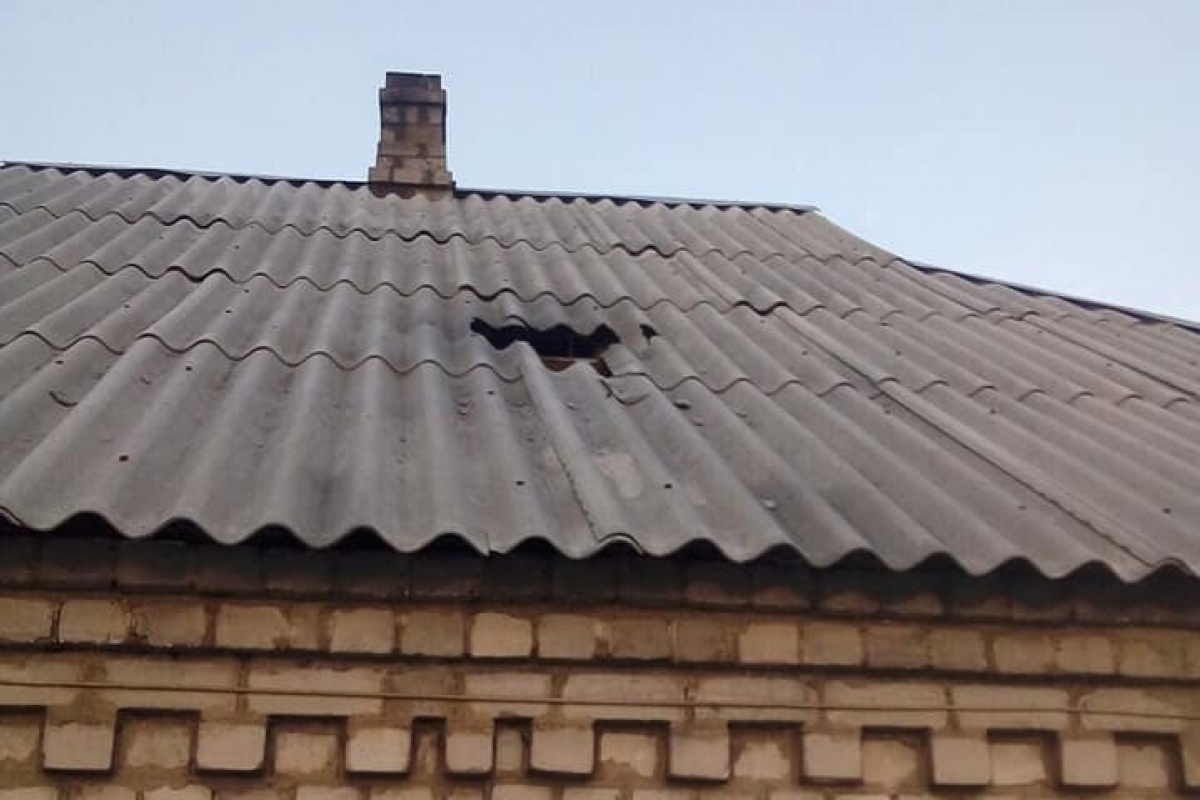 После обстрела в двух домах на Луганщине остались крупные пробоины