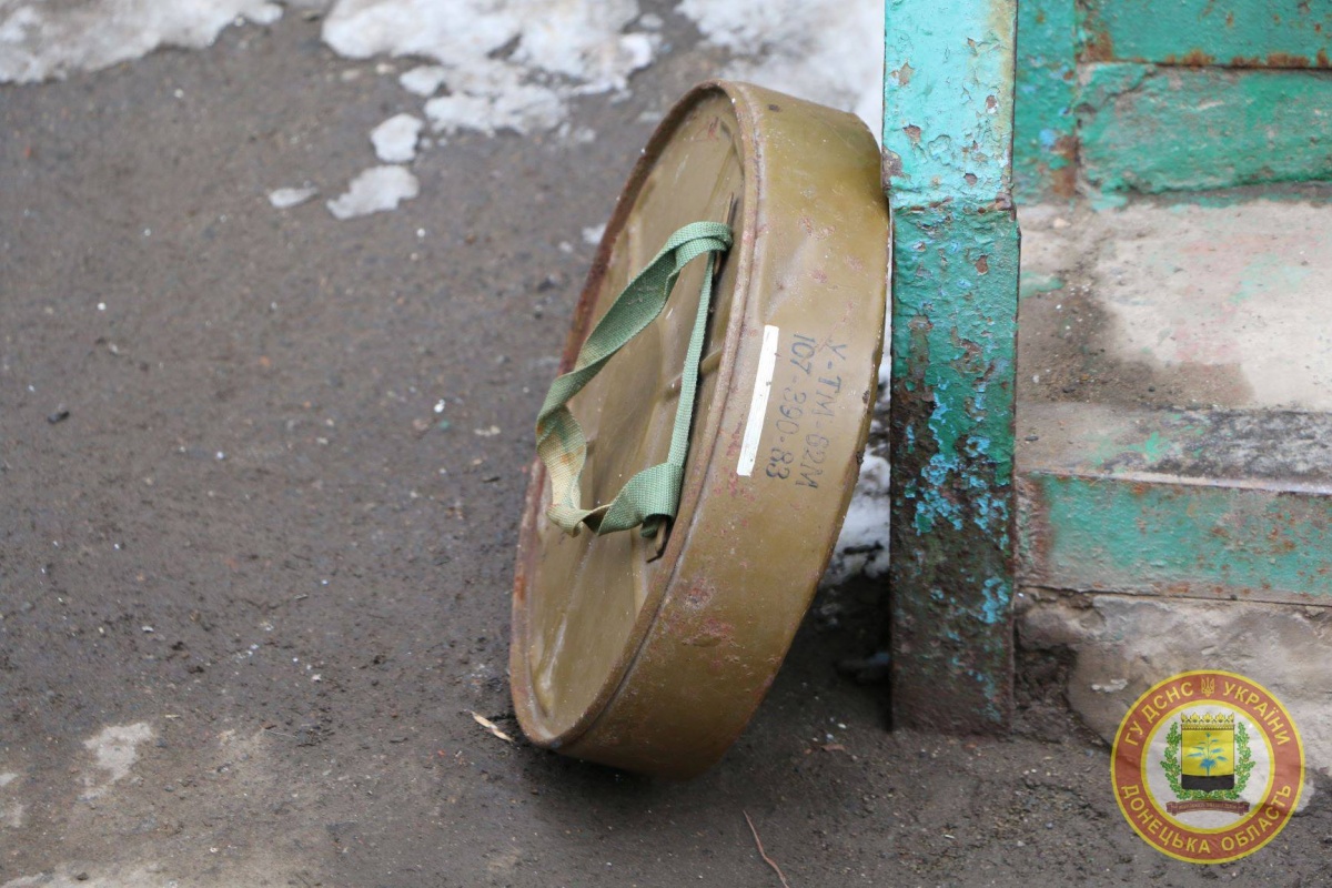 В Мариуполе возле многоэтажки нашли противотанковую мину