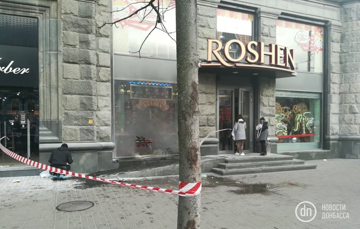 В центре Киева подожгли магазин Roshen. Подозреваемый задержан