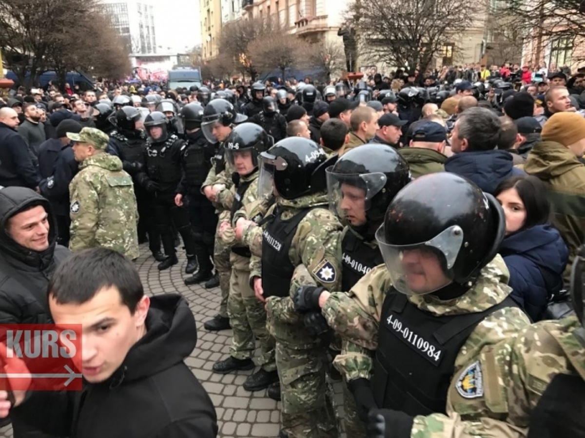 «Нацдружинники» снова подрались с полицией на митинге Порошенко