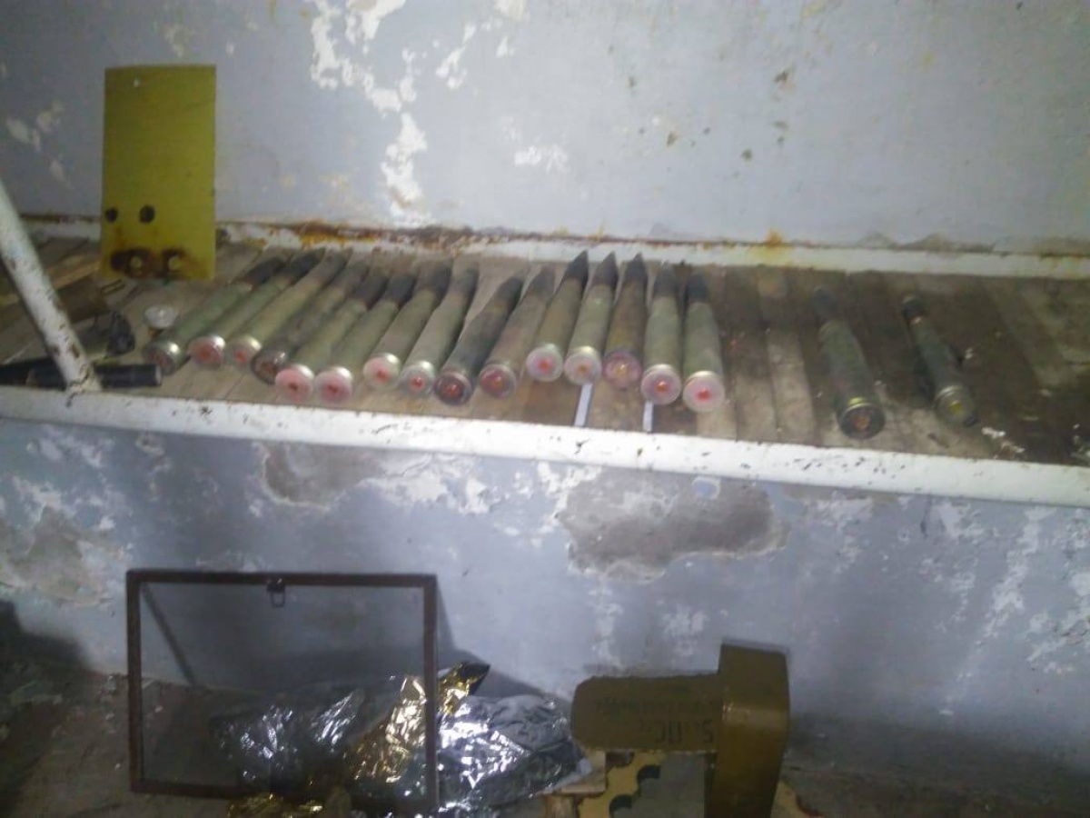 Военные нашли в заброшенном доме Широкино мини-склад боеприпасов