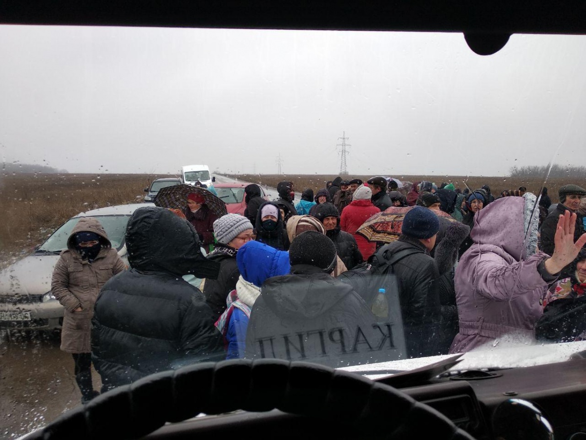 На блокпосту в «серой зоне» Донбасса люди требовали подать больше автобусов в сторону Донецка