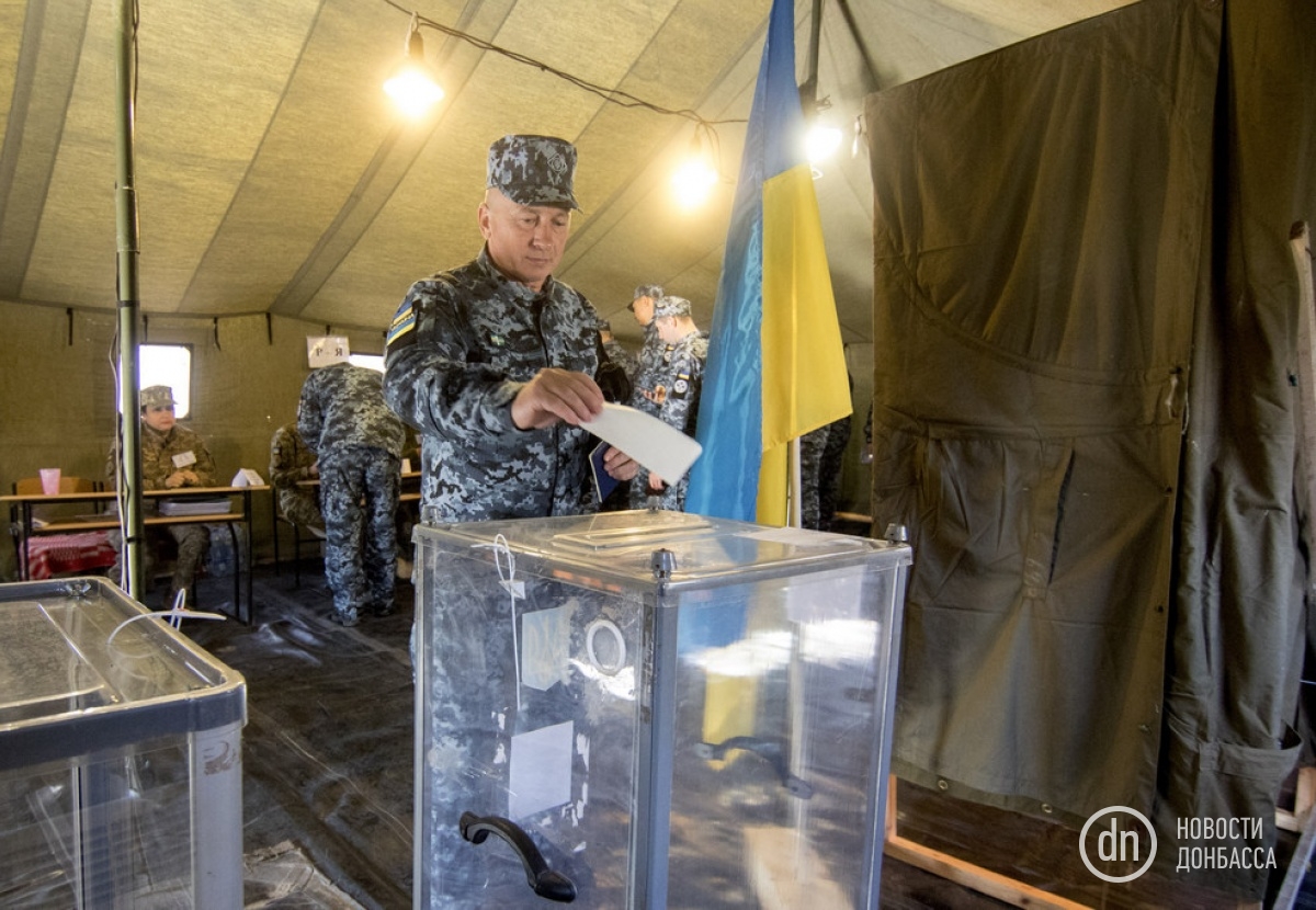 Как голосуют военные на Донбассе. Фотографии