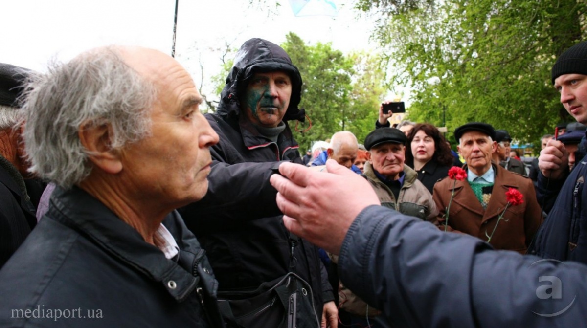 В Харькове организатора первомайской демонстрации облили зеленкой