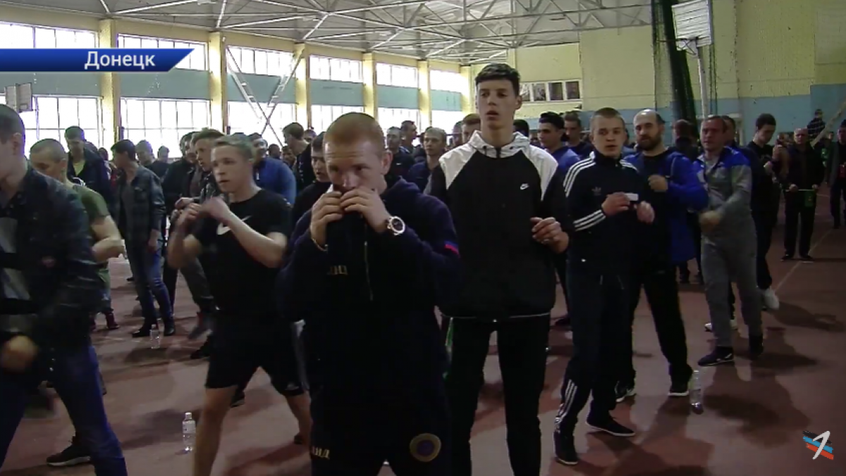 В Донецке показали «дружинников ДНР». Учились драться