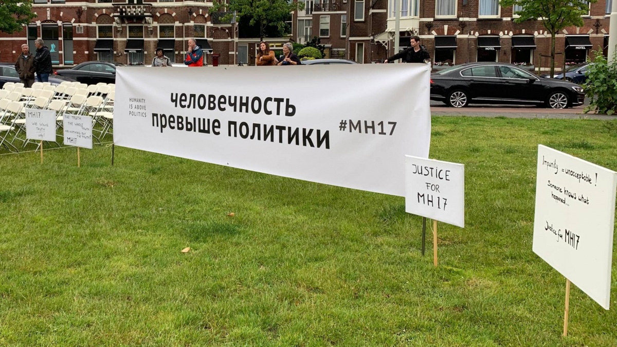 Семьи жертв МН17 пикетировали посольство РФ