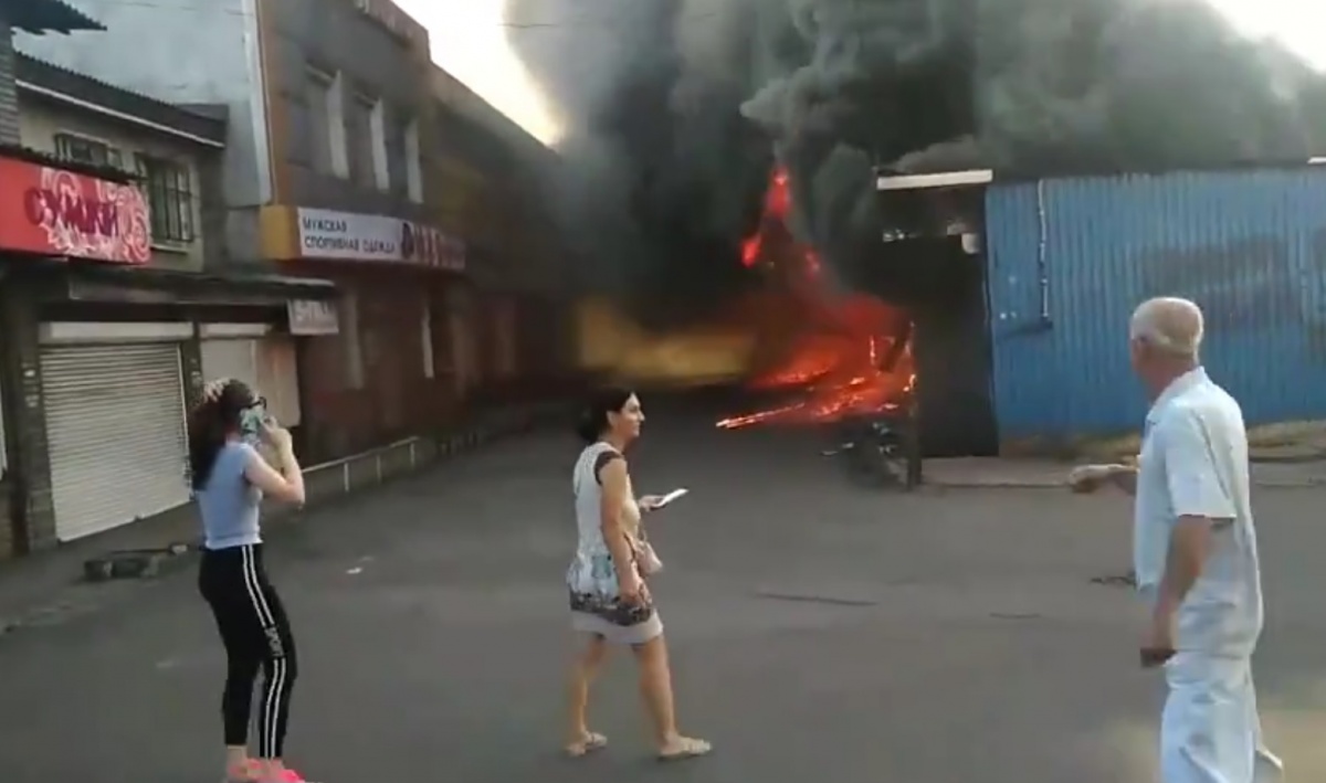 В Енакиево горел рынок