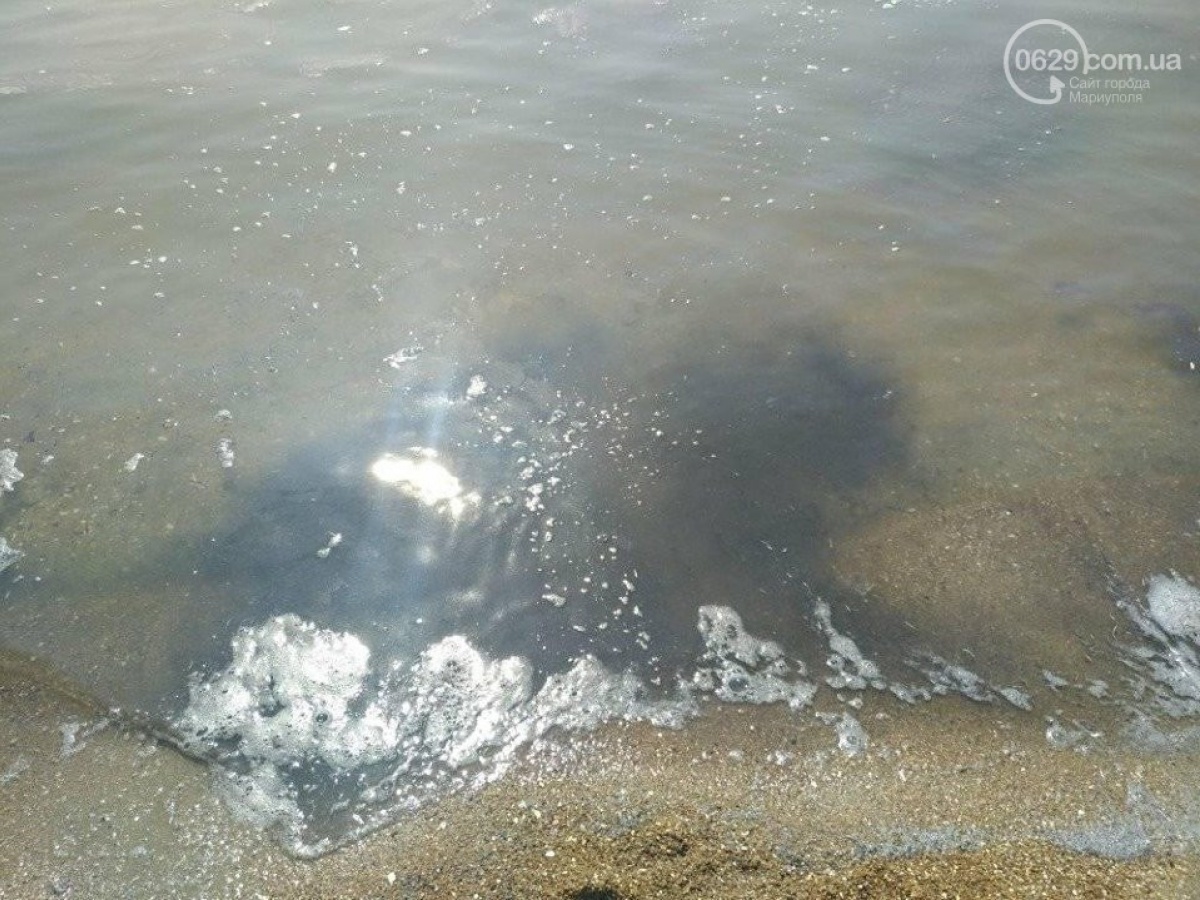 На городском пляже Мариуполя в море обнаружены черные пятна