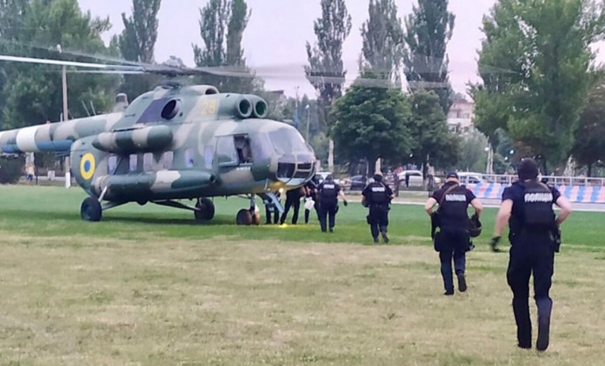 На конфликтный округ в Покровске направили вертолет со спецназом