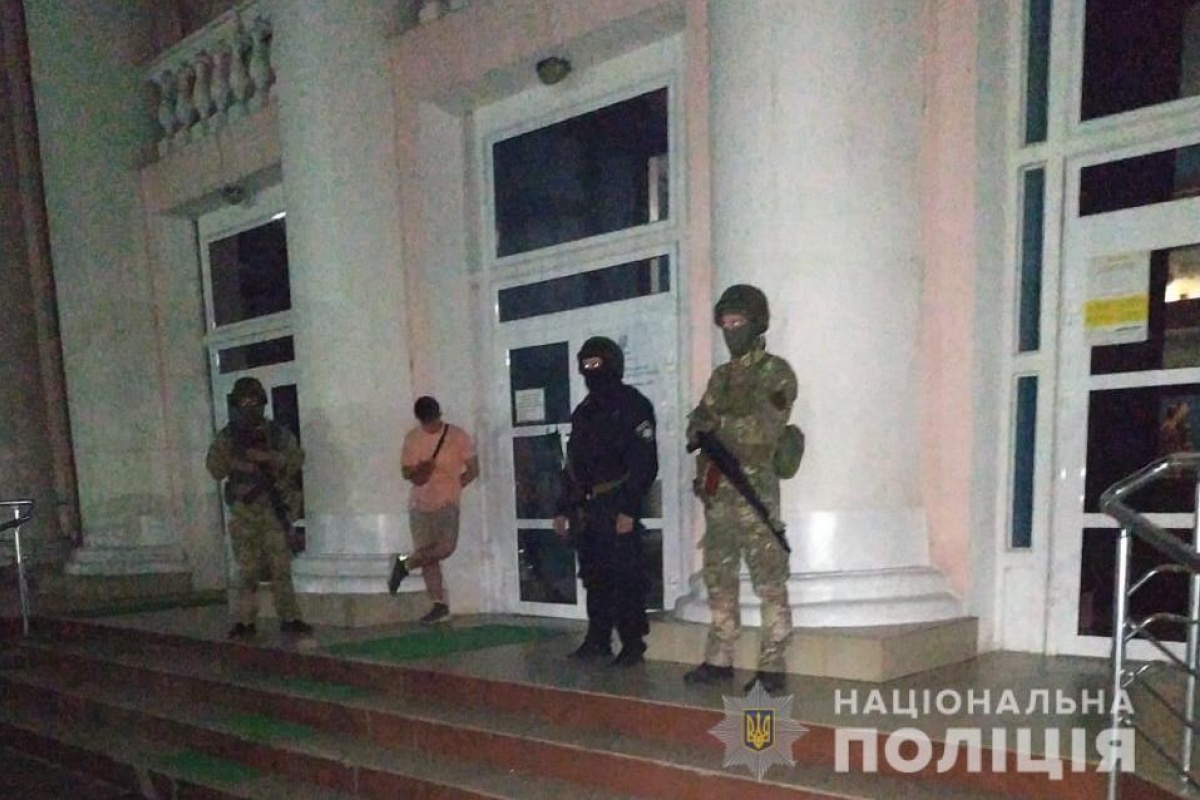 Полиция усилила охрану избиркома на Луганщине, где баллотируется брат Медведчука. Голоса пересчитывают