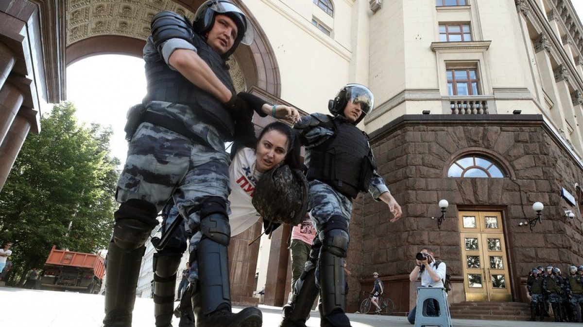 Задержание на акции под мэрией Москвы 28 июля. Источник: ВВС
