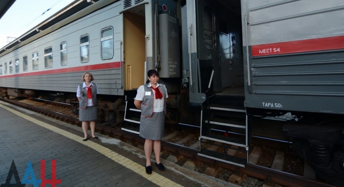 В Донецке запустили первый за пять лет поезд. Едет в Еленовку и Мандрыкино