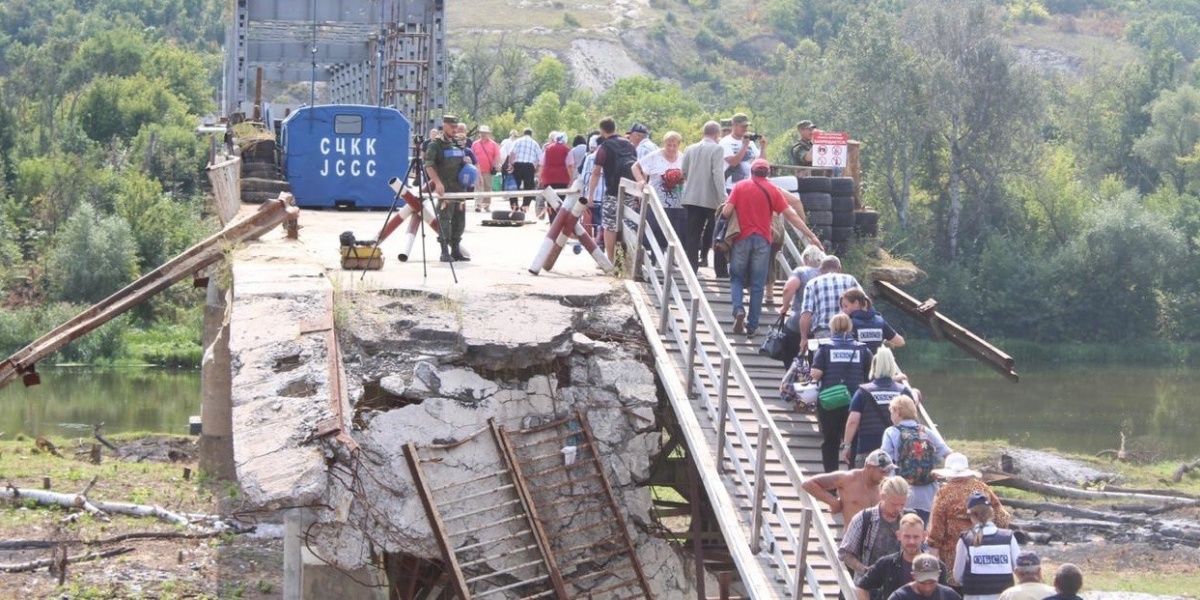 «ЛНР» поставила контейнер на мосту в Станице Луганской, который должны отремонтировать