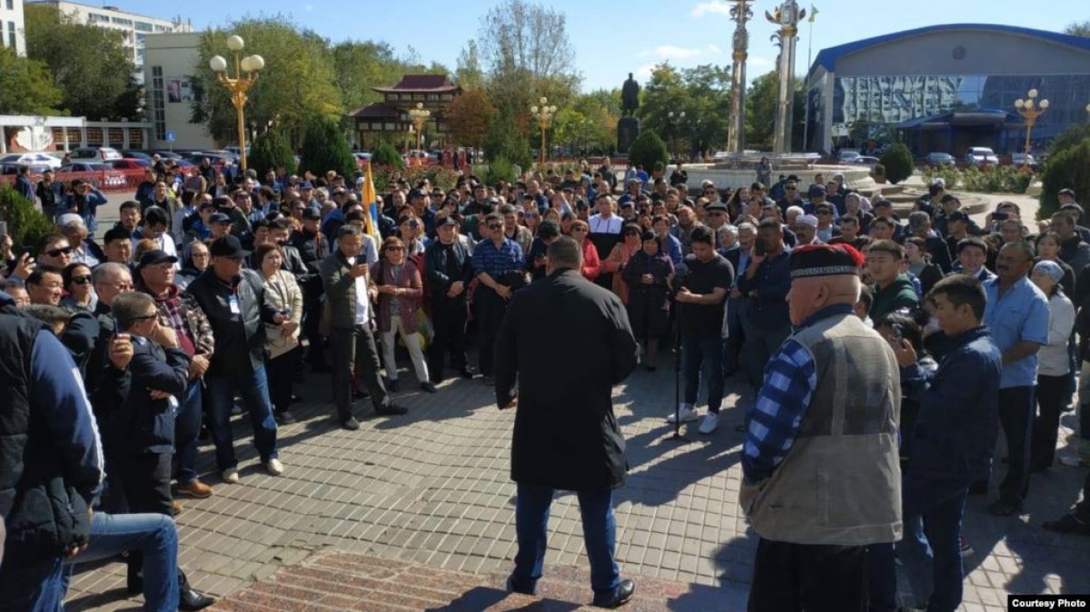 В столице Калмыкии недовольные жители продолжают выступать против бывшего главы «ДНР»