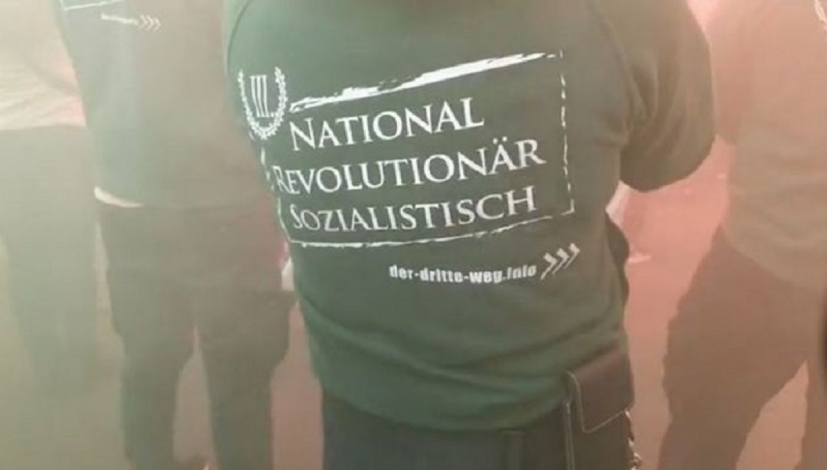 На марше «Нет капитуляции» в Киеве заметили людей с символикой немецких неонацистов