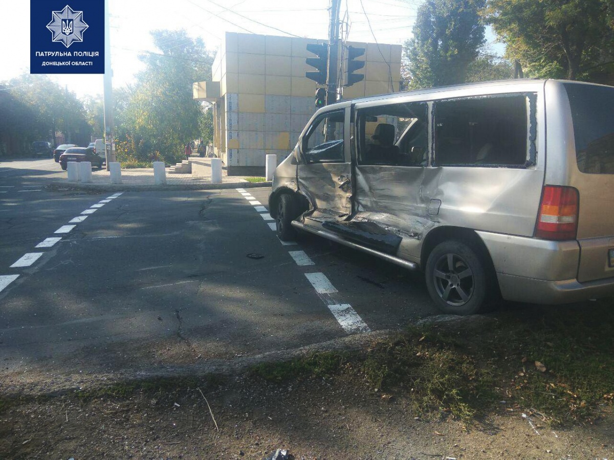 В Мариуполе пять человек пострадали при столкновении двух автобусов