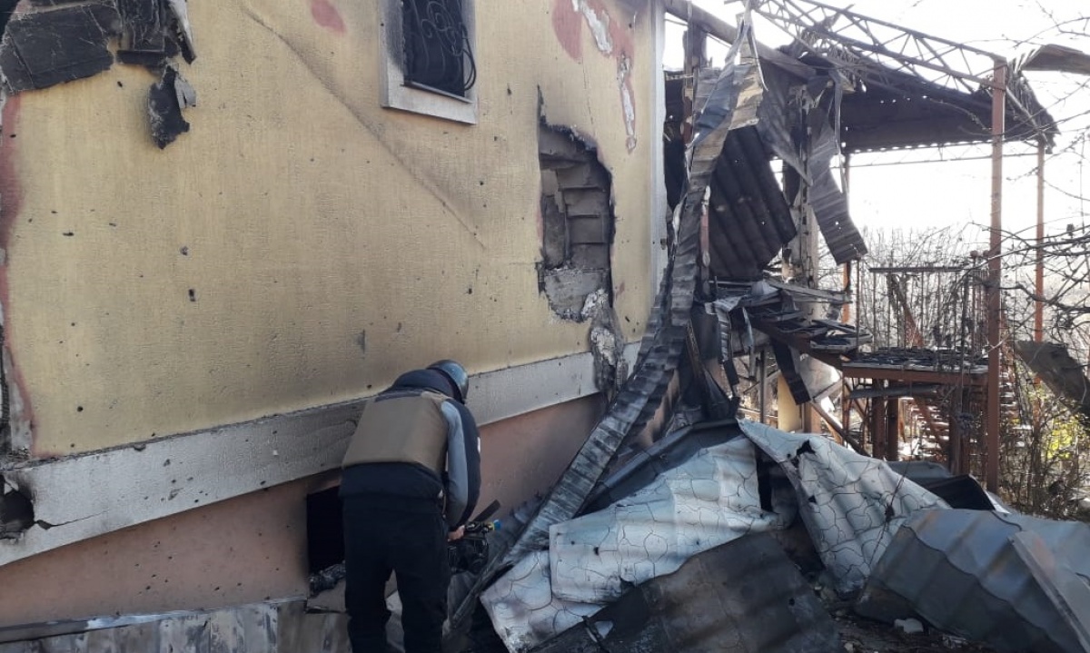 Опубликованы фотографии последставий обстрела под Авдеевкой. Дом разрушен