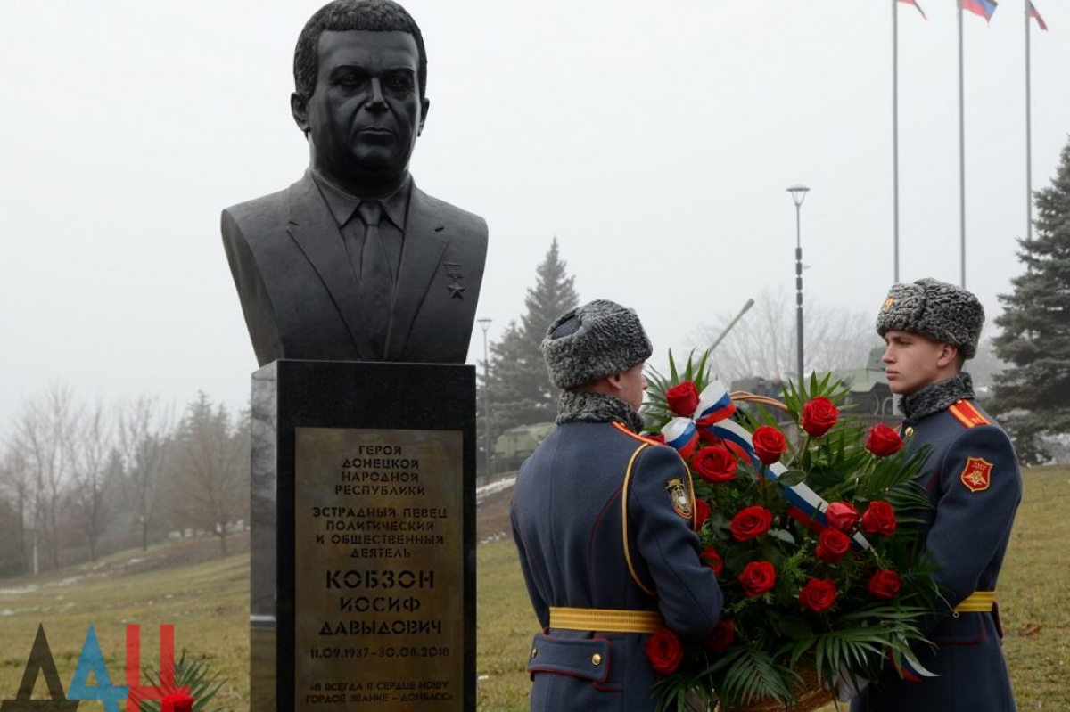 В Донецке установили бюст Кобзону со «звездой героя ДНР»