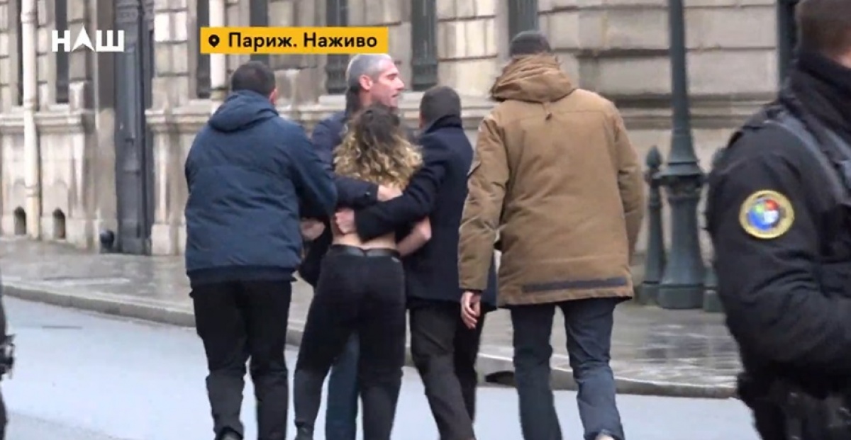 В Париже задержали обнаженных активисток Femen, которые выступили против войны на Донбассе