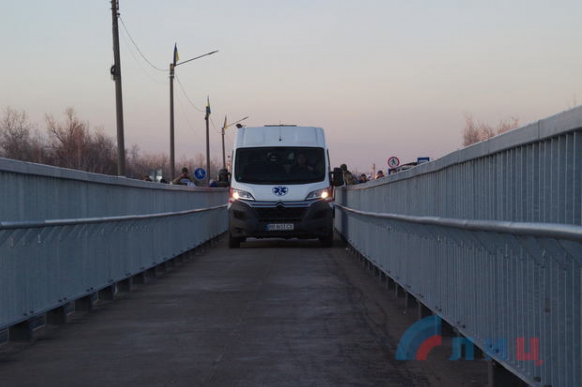 В «ЛНР» убедились, что автомобили скорой помощи проедут по мосту в Станице Луганской