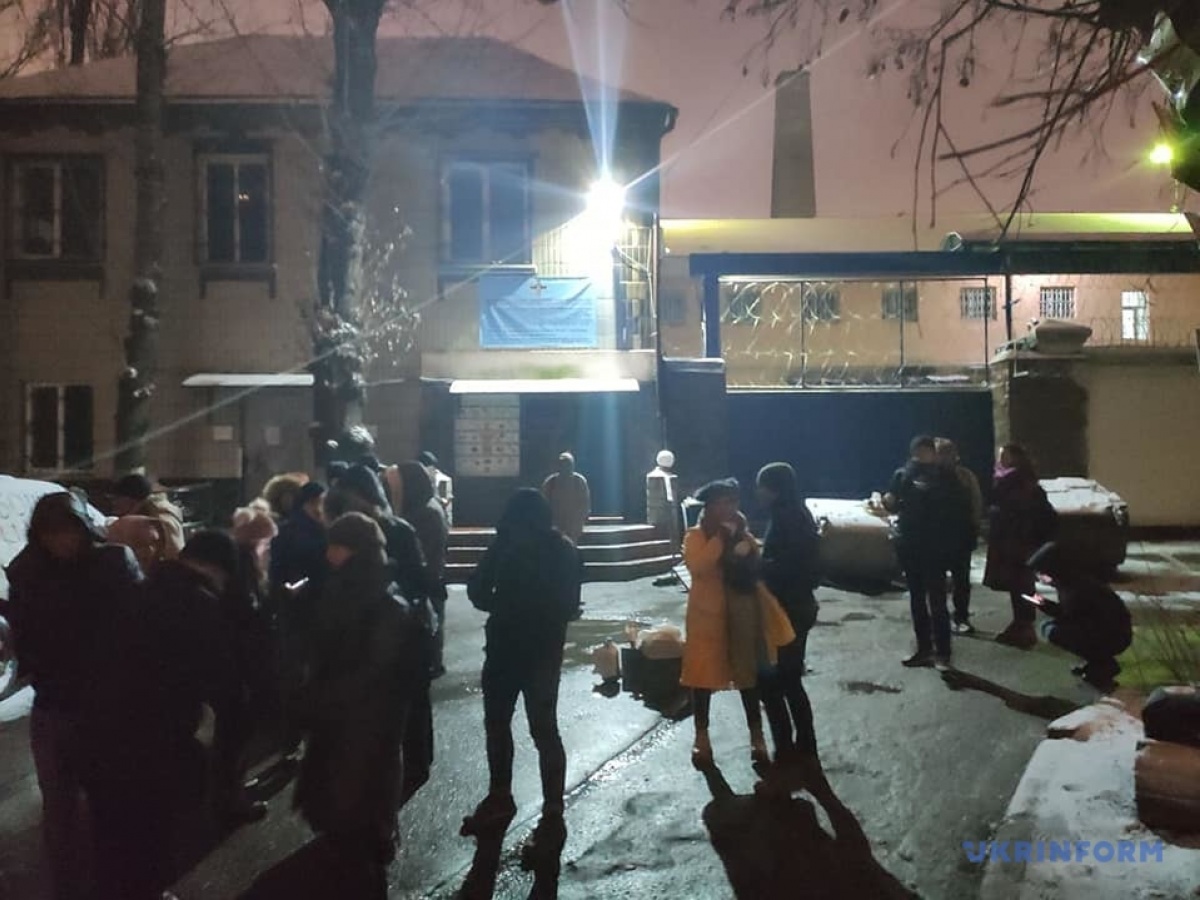 Активисты блокируют Лукьяновское СИЗО, чтобы не допустить отправку экс-беркутовцев на обмен