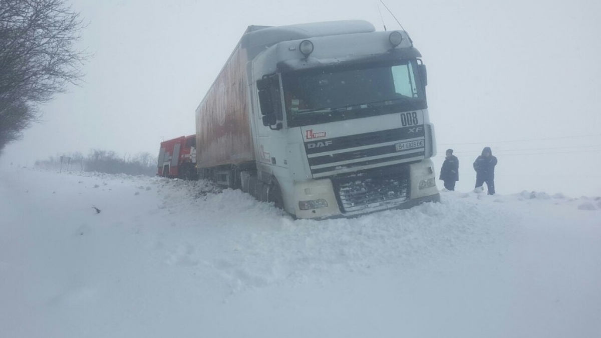 Спасатели на Донетчине продолжают доставать из снега авто
