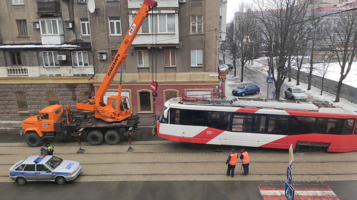 В центре Донецка трамвай сошел с рельсов