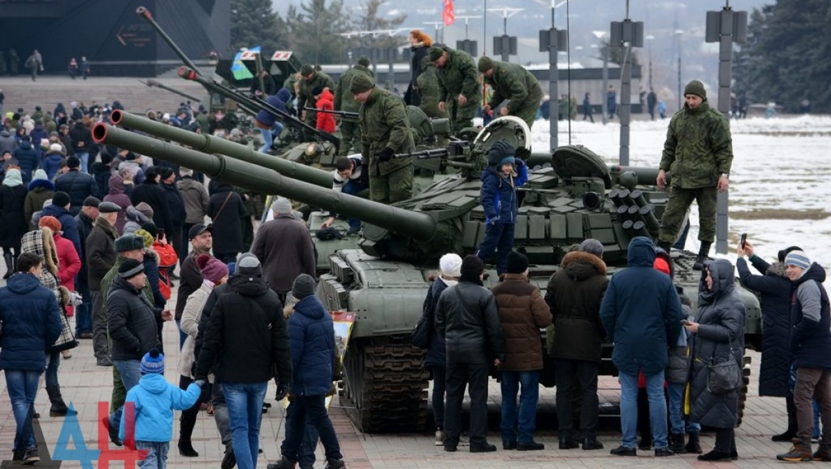 23 февраля: В Донецке выставили запрещенное «Минском» вооружение. В Луганске даже показательно стреляли