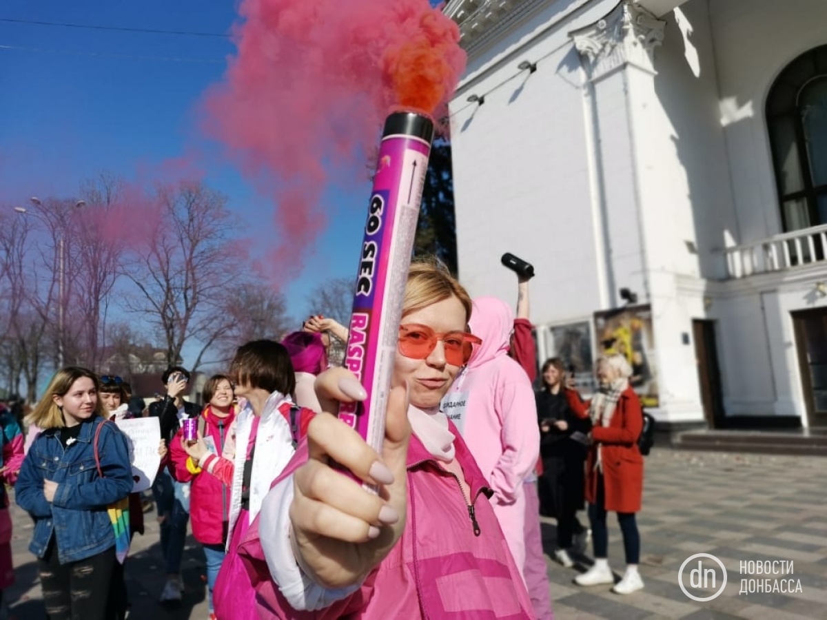 8 марта в Мариуполе отметили «розовым протестом». Фоторепортаж