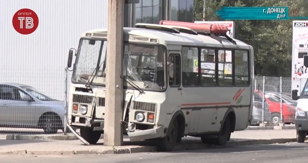 Шесть пассажиров автобуса пострадали при ДТП в Донецке. Водитель умер от инфаркта