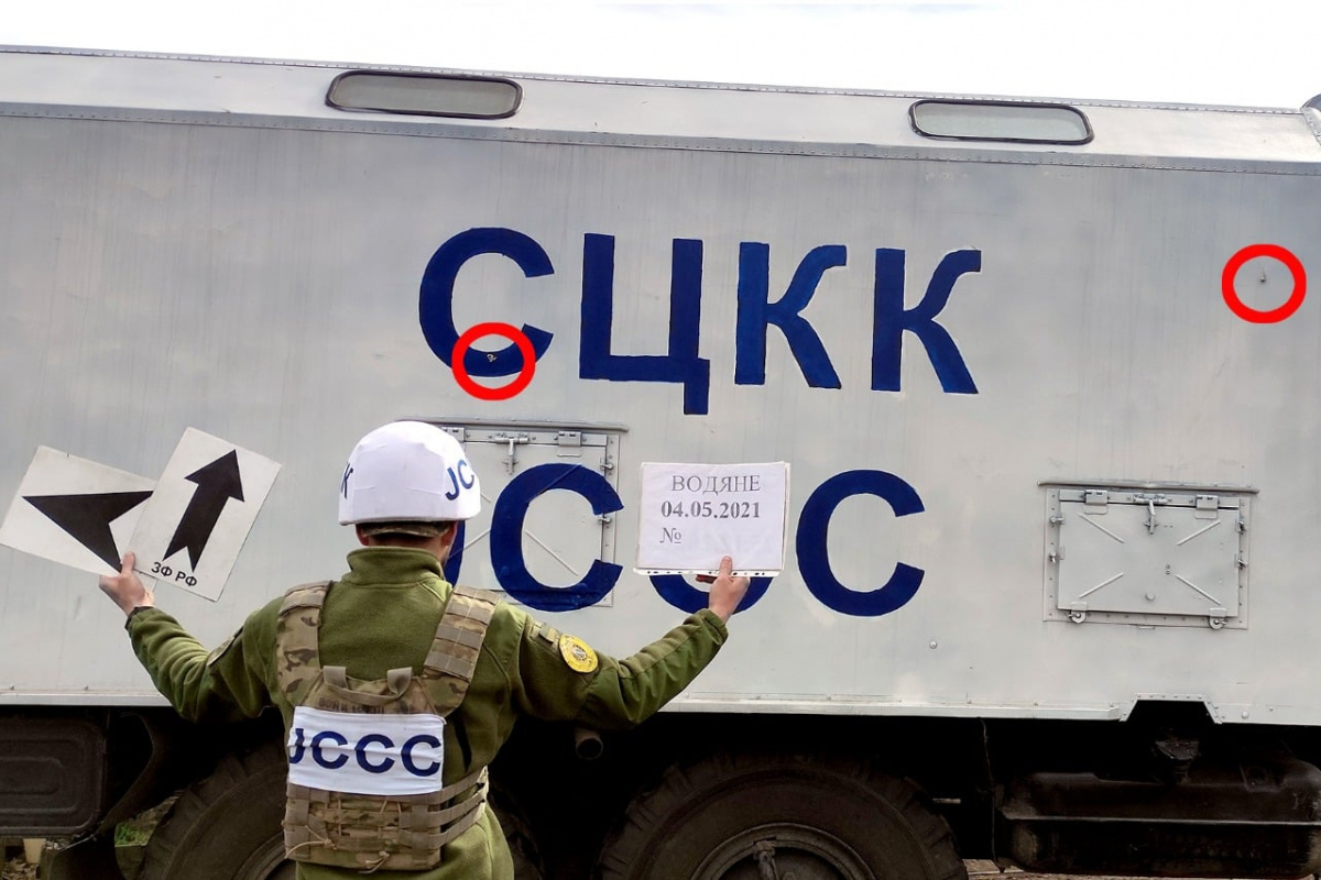 В украинской СЦКК заявили об обстреле авто