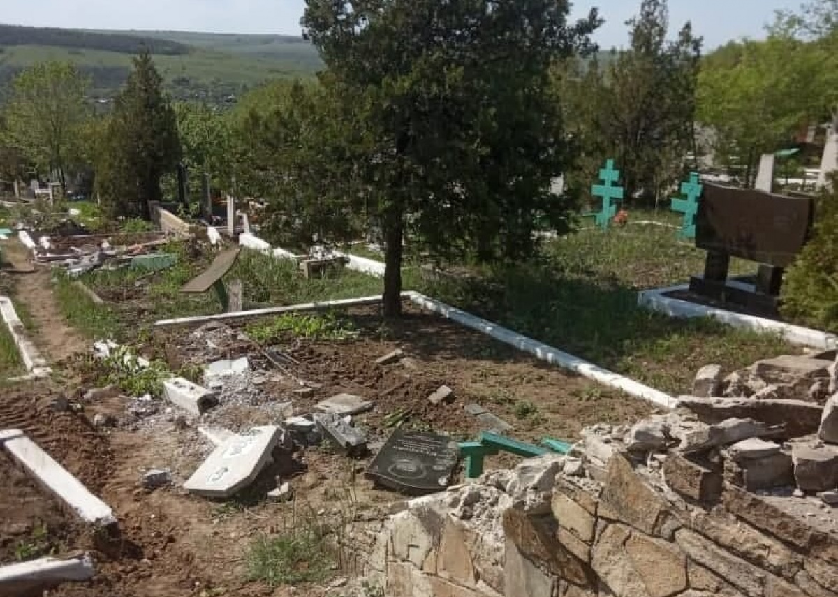 По кладбищу в Перевальске проехала военная техника боевиков / Фото из соцсетей