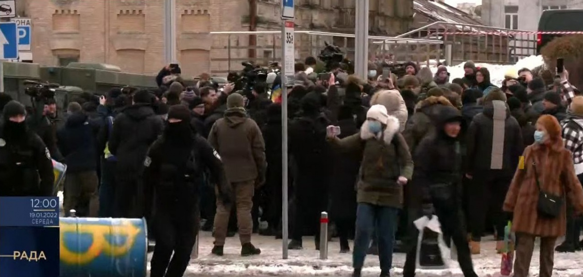 Потасовка полиции и митингующих. Скриншот: телеканал «Рада»