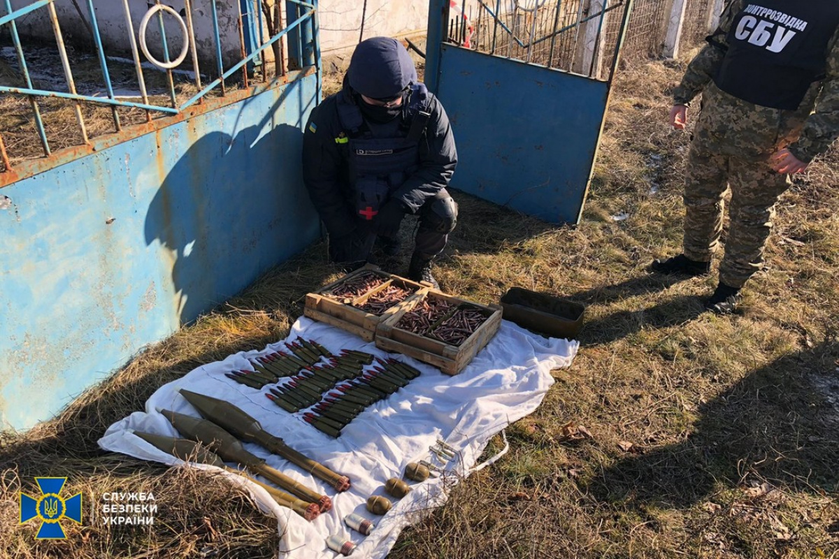 СБУ обнаружила тайник с боеприпасами на Донбассе.
 Фото: пресс-служба СБУ.