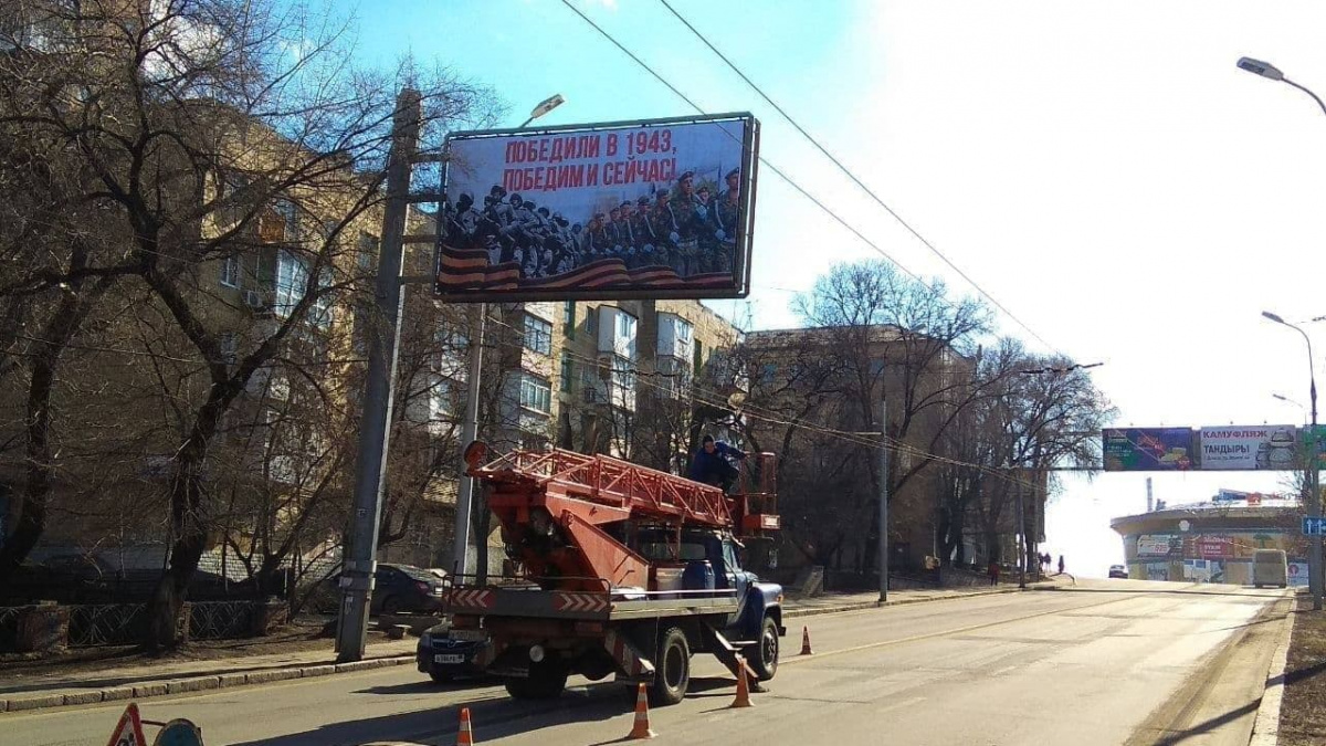 В Донецке «ДНР» агитирует воевать и заставила вывесить флаги России