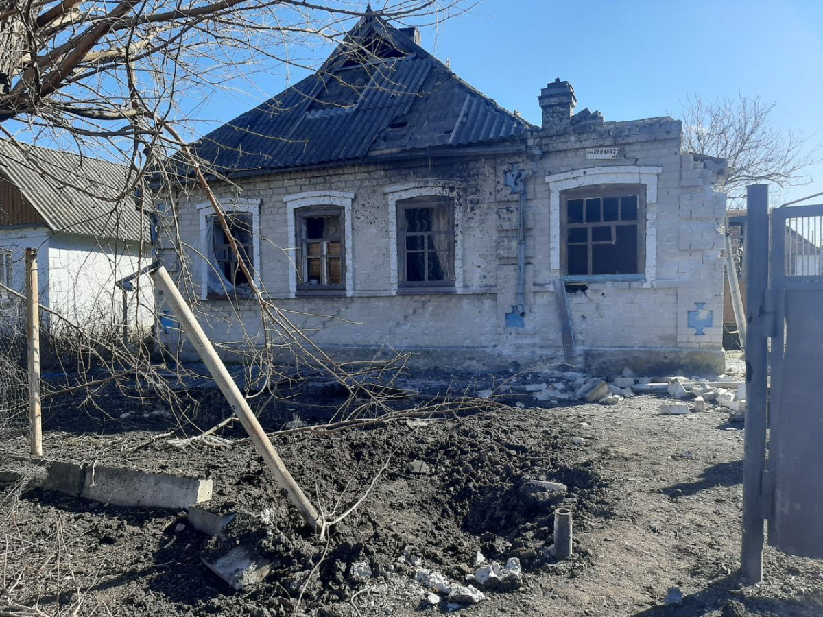 За несколько дней обстрелов на Донбассе повреждены минимум 100 домов