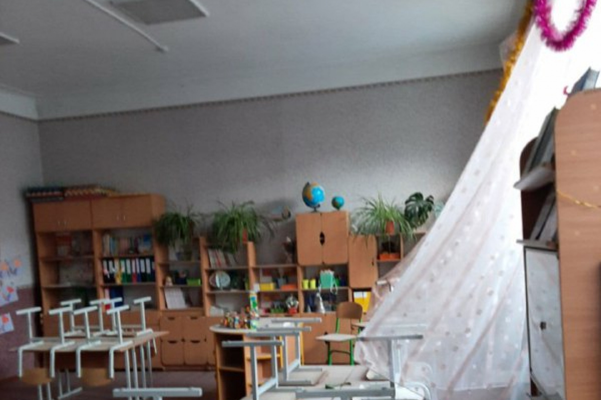 Последствия обстрела школы в Авдееквке. Фото: Павел Кириленко