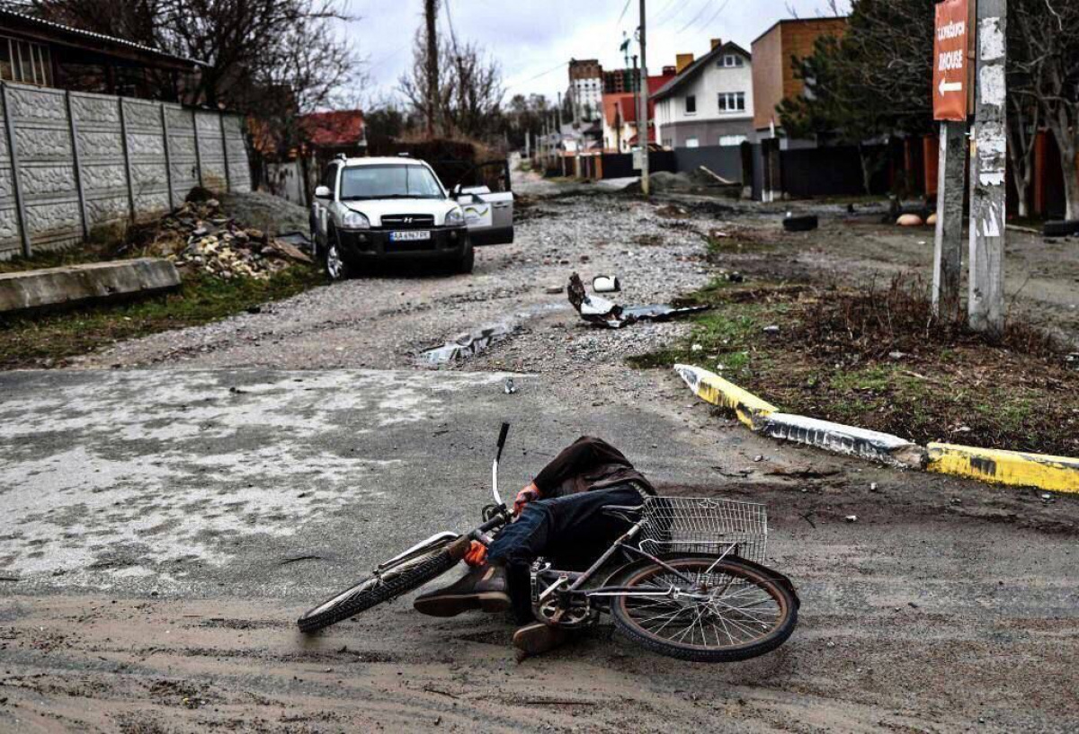 Российские военны убивали мирных жителей под Киевом. Фото: Михаил Подоляк