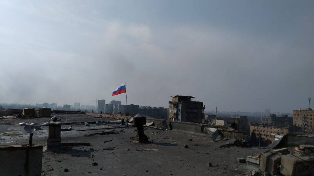 Флаг России над разрушенным зданием горсовета Мариуполя. Фото: Mash / Telegram