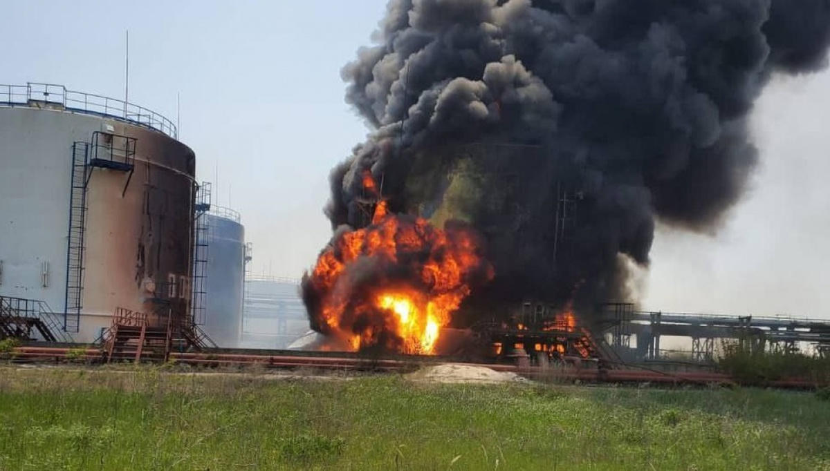 В Луганской области из-за обстрела горит нефтеперерабатывающий завод 