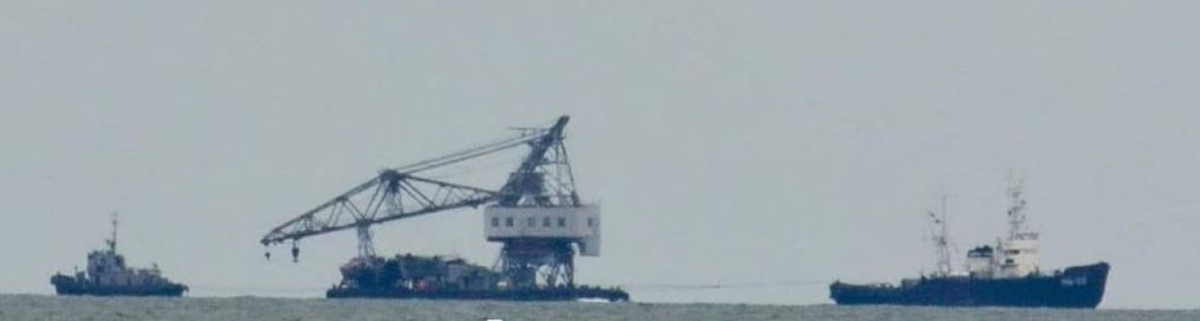 Оккупанты в Мариуполе расчищают акваторию порта с помощью буксирного крана