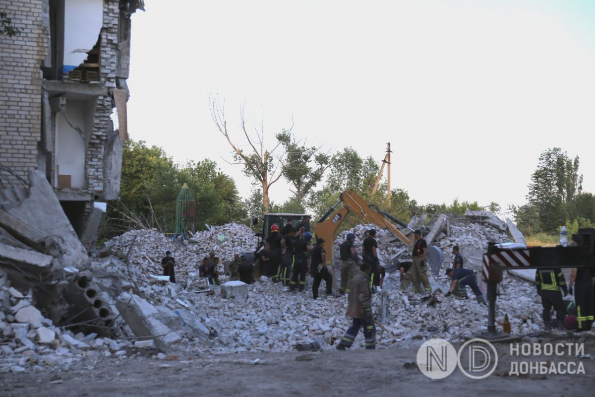 В Часов Яре спасатели продолжают поисковые работы в разрушенной многоэтажке. Фото: Виктория Рощина / Новости Донбасса