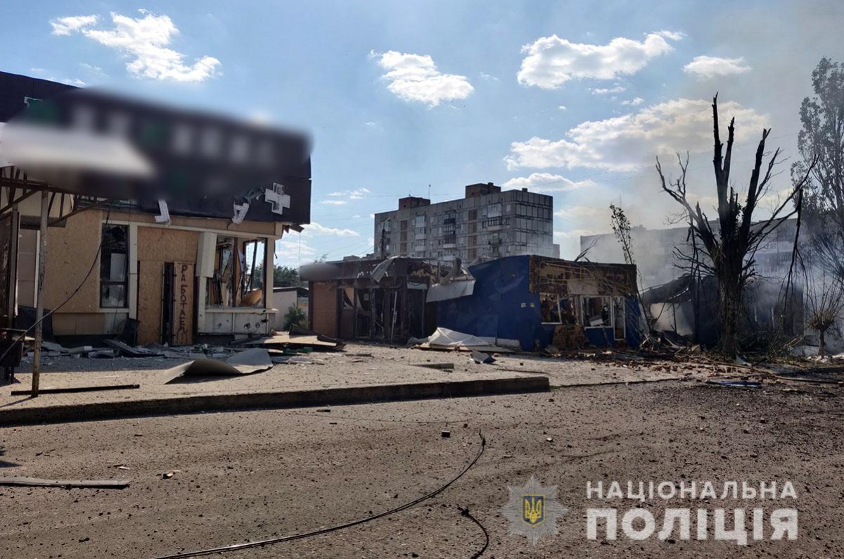 Оккупанты ударили по центральному рынку Бахмута. Фото: Нацполиция Украины