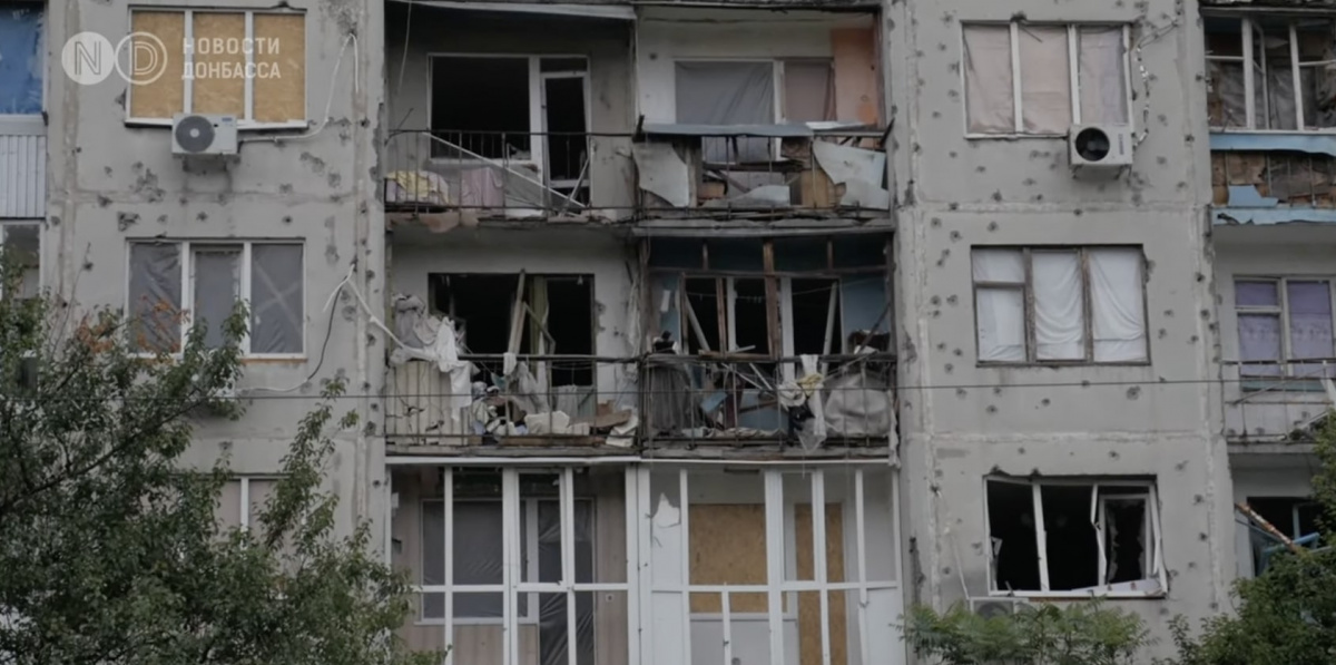 Многоквартирный дом в Славянске, который был поврежден в результате обстрела. Фото: Новости Донбасса
