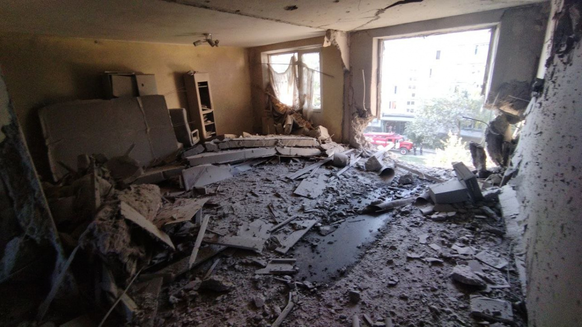 Через ранкові обстріли в Чугуєві спалахнули будинки, одна людина постраждала