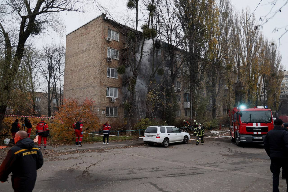 Последствия ракетного удара по жилому дому в Киеве